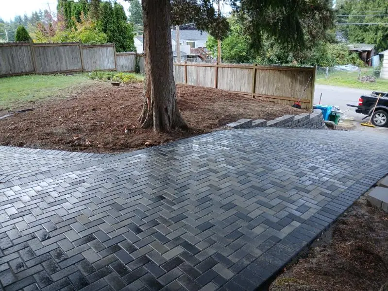 Olive drab green insulated bottle with flared screw lid and flat top.
